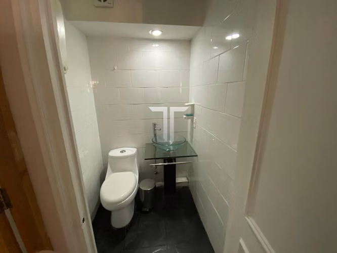 Arriendo Oficina Con 5 Privados, Amoblada