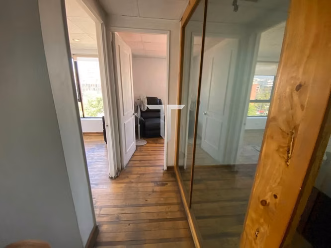 Arriendo Oficina Con 5 Privados, Amoblada