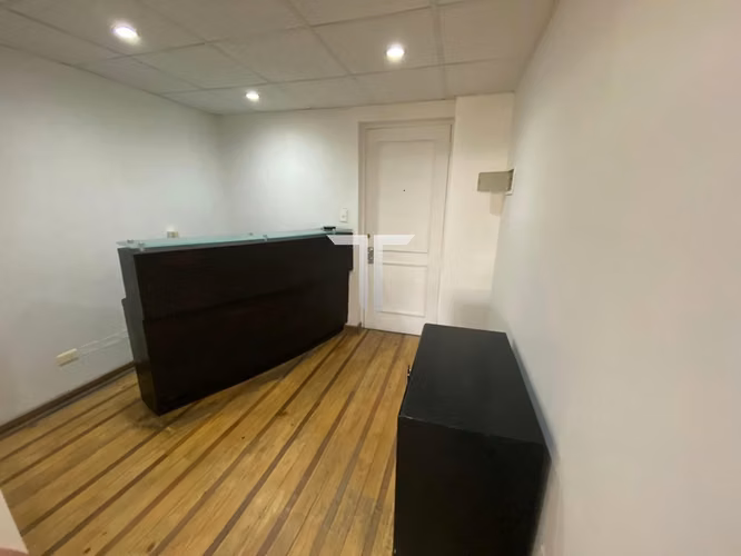 Arriendo Oficina Con 5 Privados, Amoblada