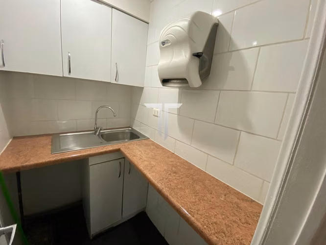 Arriendo Oficina Con 5 Privados, Amoblada