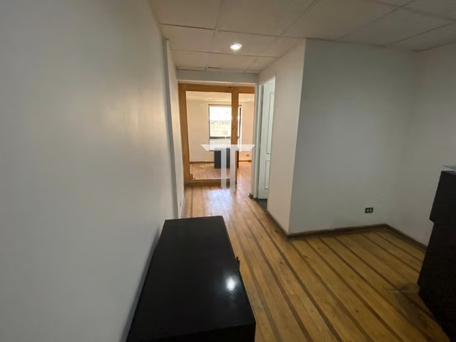 Arriendo Oficina Con 5 Privados, Amoblada