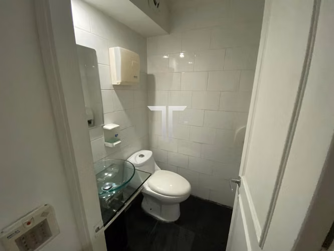 Arriendo Oficina Con 5 Privados, Amoblada