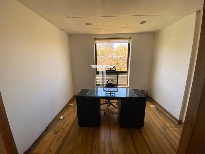 Arriendo Oficina Con 5 Privados, Amoblada
