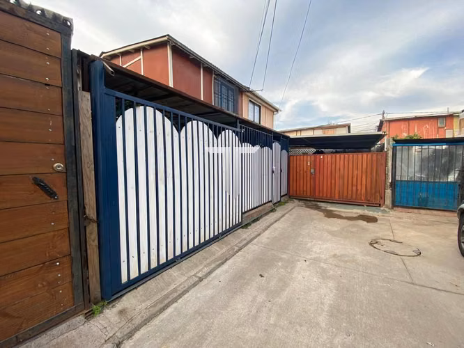 Amplia casa, cercana a locomoción, colegios, servicios públicos