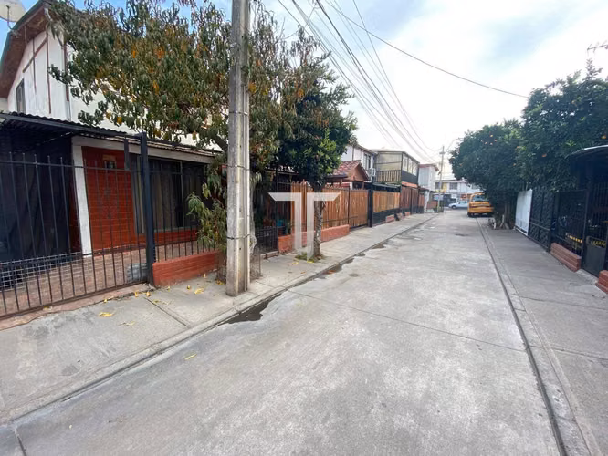 Amplia casa, cercana a locomoción, colegios, servicios públicos