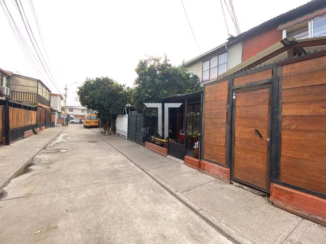 Amplia casa, cercana a locomoción, colegios, servicios públicos