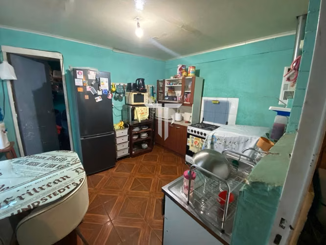 Amplia casa, cercana a locomoción, colegios, servicios públicos