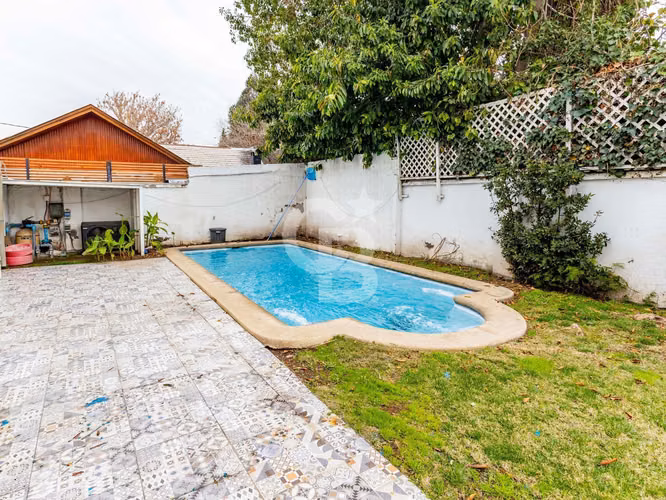 CASA AMPLIA CON PISCINA, QUINCHO