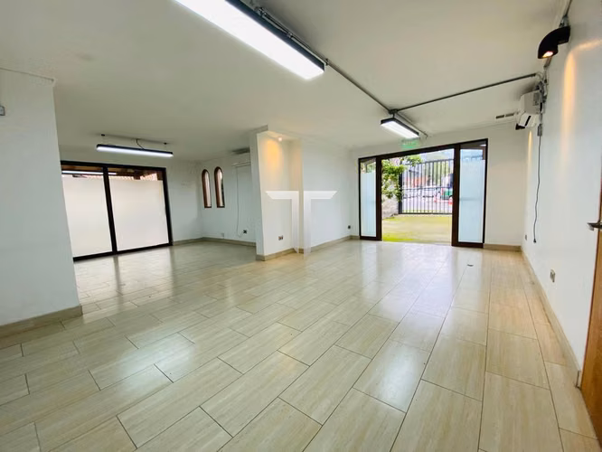ARRIENDO AMPLIA CASA COMERCIAL, PLAZA CARLOS OSSANDON