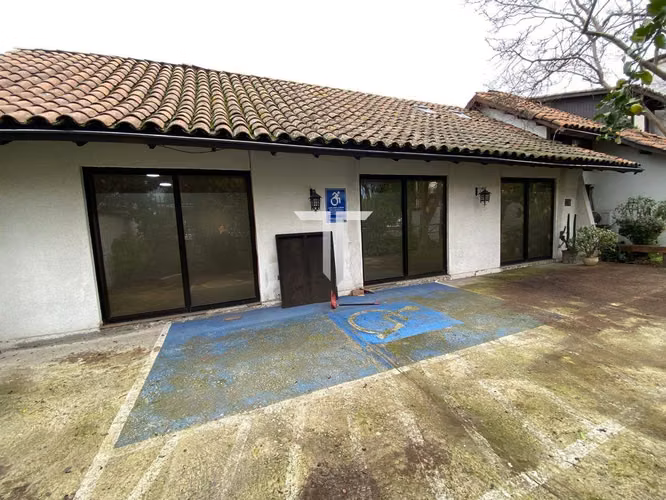 ARRIENDO AMPLIA CASA COMERCIAL, PLAZA CARLOS OSSANDON