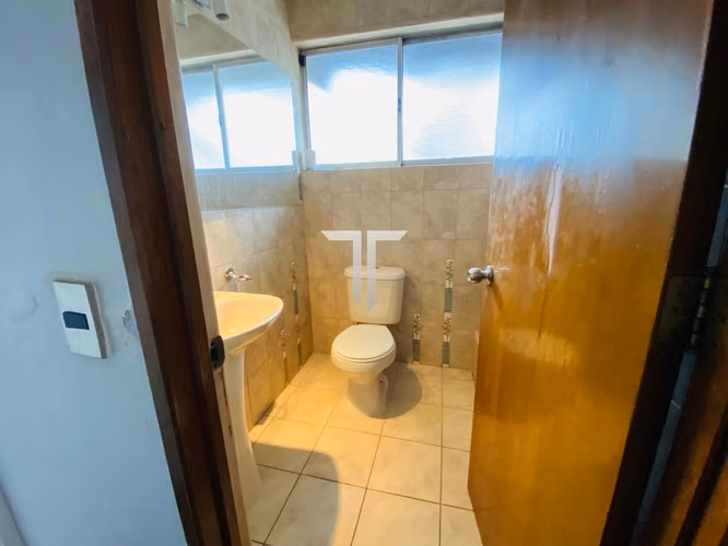 ARRIENDO AMPLIA CASA COMERCIAL, PLAZA CARLOS OSSANDON