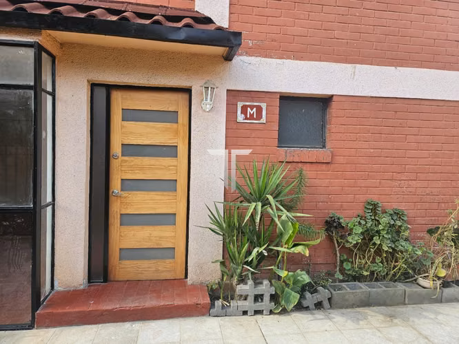 Casa en venta c/ estacionamiento en Estadio Nacional