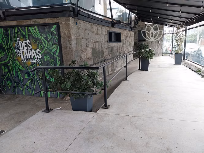 Se arrienda local comercial en barrio turístico consolidado.