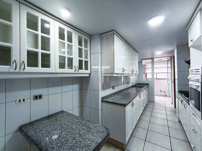Departamento en arriendo c/ estacionamiento en Barrio El Golf