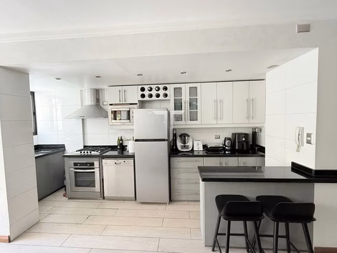 Las Condes Departamento Venta  2D con Patio