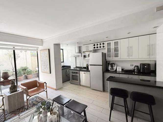 Las Condes Departamento Venta  2D con Patio