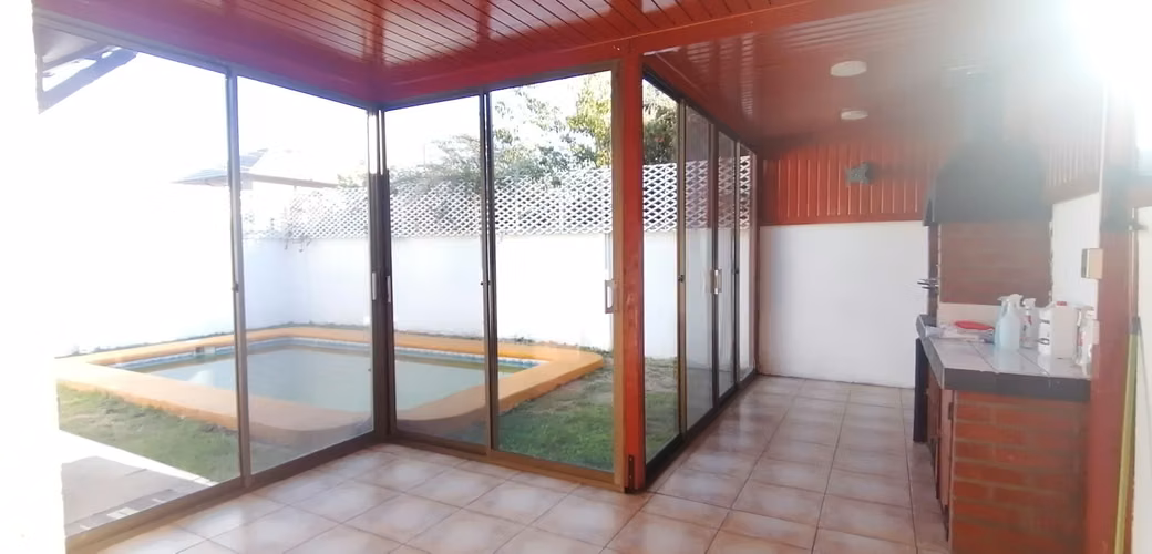 Propiedad en sector residencial con acceso controlado