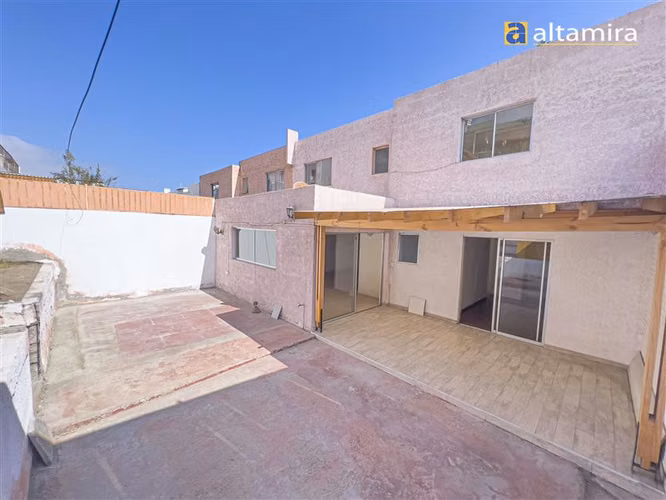 Casa en arriendo de 4 dorm. en Iquique