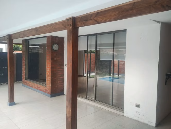 SE ARRIENDA CASA MEDITERRANEA 4D + 4B CON PISCINA EN CONDOMINIO
