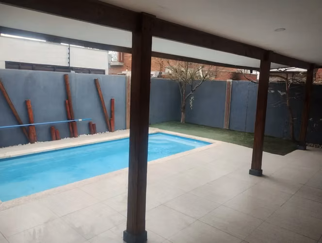 SE ARRIENDA CASA MEDITERRANEA 4D + 4B CON PISCINA EN CONDOMINIO