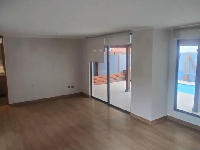 SE ARRIENDA CASA MEDITERRANEA 4D + 4B CON PISCINA EN CONDOMINIO