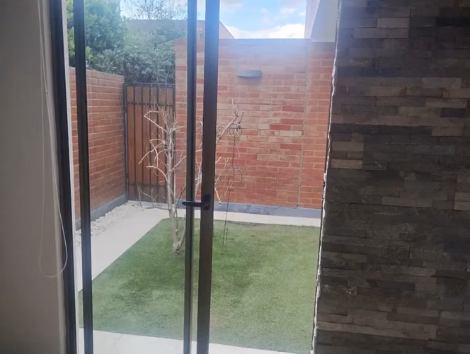 SE ARRIENDA CASA MEDITERRANEA 4D + 4B CON PISCINA EN CONDOMINIO