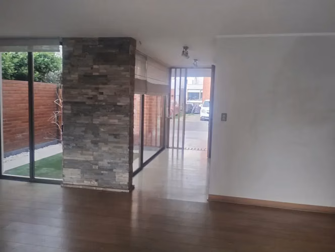 SE ARRIENDA CASA MEDITERRANEA 4D + 4B CON PISCINA EN CONDOMINIO