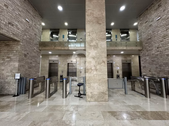Amplia Oficina en Arriendo - Ubicación Inmejorable - Imagen 11