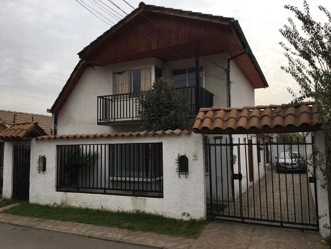 Excelente casa dos pisos, 5 dormitorios La Florida