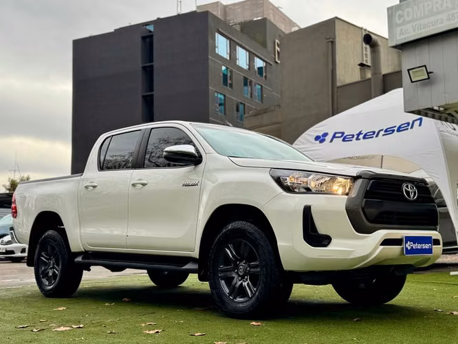 TOYOTA HILUX 4X2 2.7 MT SR GASOLINA - 2022 | 2864