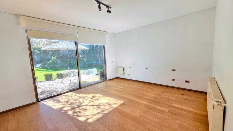 Moderna Casa con Excelente Conectividad (179578)