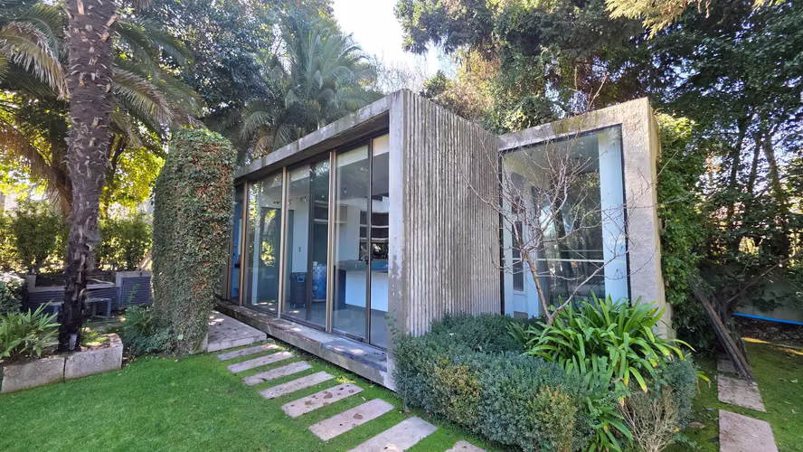 Moderna Casa con Excelente Conectividad (179578)
