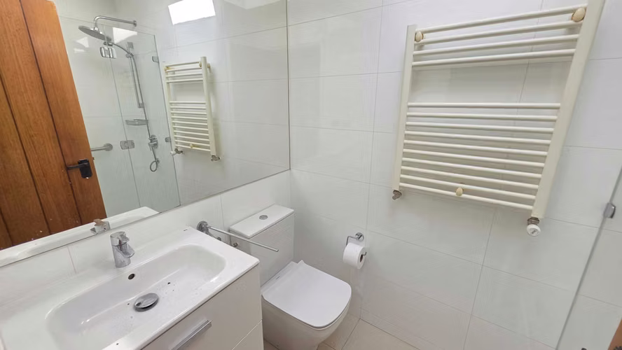 Moderna Casa con Excelente Conectividad (179578)