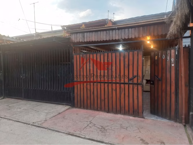 Casa de Dos Pisos Ampliada, 2 Dormitorios, 1 Baño, Recoleta.