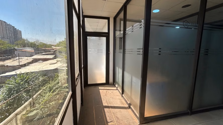 Amplia propiedad comercial y oficinas 747 m² – Lord Cochrane, Santiago - Imagen 23