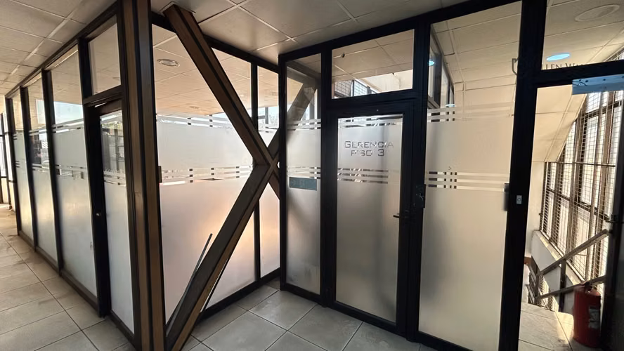 Amplia propiedad comercial y oficinas 747 m² – Lord Cochrane, Santiago - Imagen 24