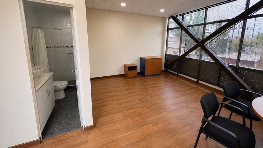 Amplia propiedad comercial y oficinas 747 m² – Lord Cochrane, Santiago - Imagen 14