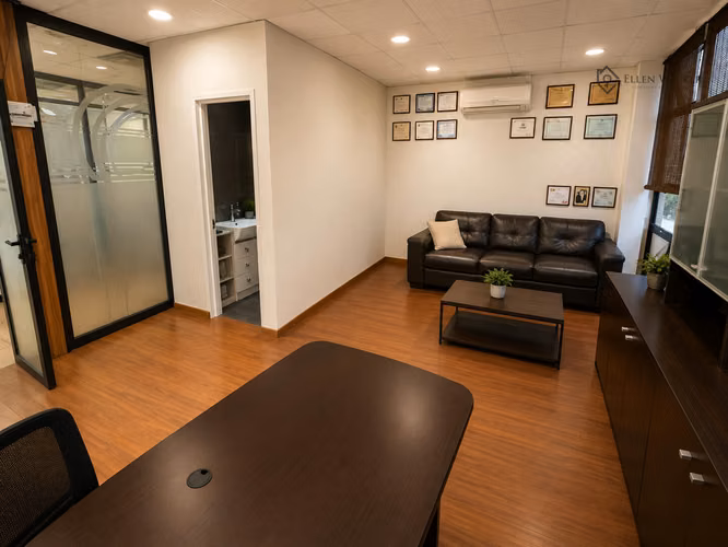Amplia propiedad comercial y oficinas 747 m² – Lord Cochrane, Santiago - Imagen 21