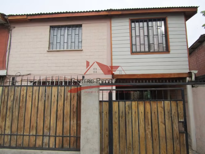 Casa de Dos Pisos Ampliada con 4 Dormitorios, 1 Baño, Quilicura.