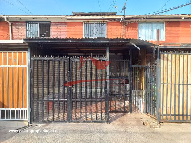 Casa de Dos Pisos Ampliada con 4 Dormitorios, 2 Baños, Quilicura.