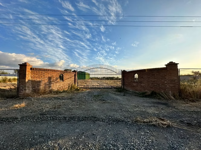 SE VENDE LOTE FENTE A UBIFRUTTI EN LINARES