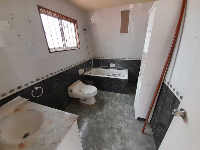 Hermosa Oficina de 3 Pisos en 4 Oriente (179650)