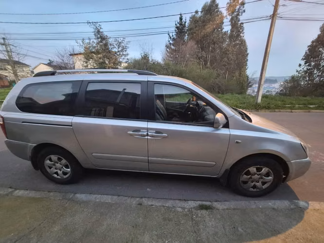 Se vende kia grand carnival 2010