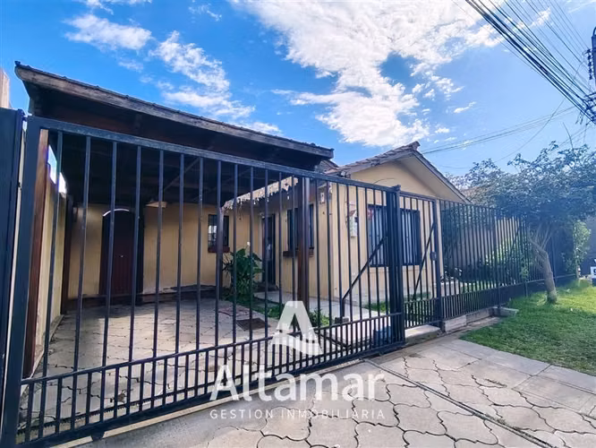CASA Entre calle Santo Tomás de Aquino y Calle Los Platanos
