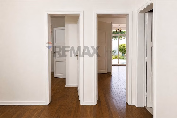 Amplia casa para remodelar con gran terreno