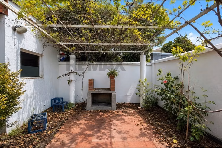 Amplia casa para remodelar con gran terreno