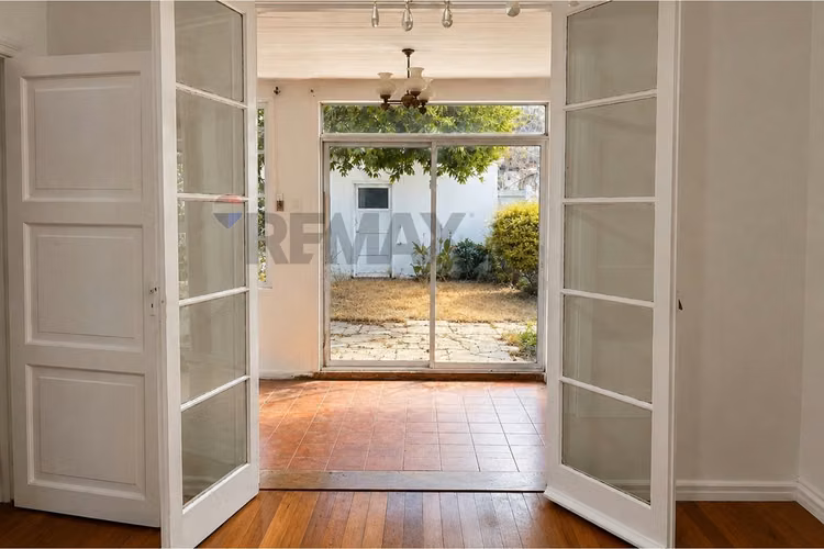 Amplia casa para remodelar con gran terreno