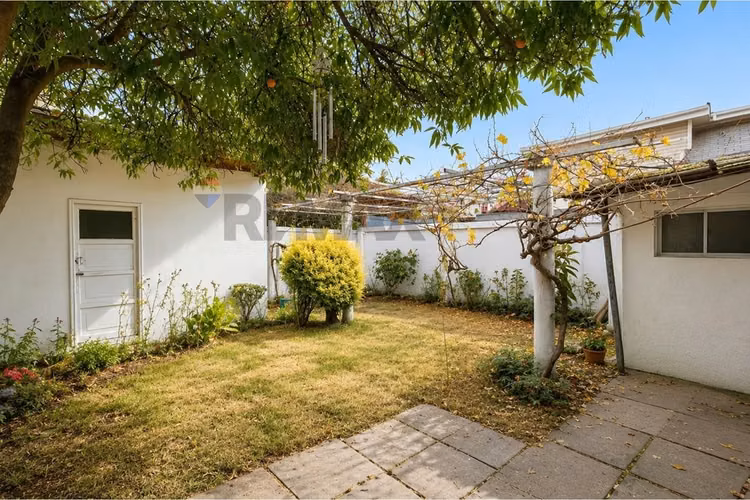 Amplia casa para remodelar con gran terreno