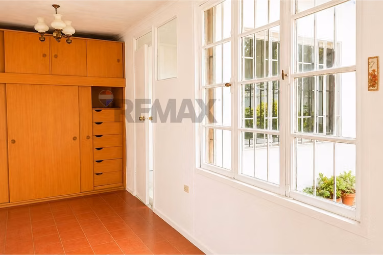 Amplia casa para remodelar con gran terreno