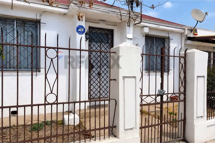 Amplia casa para remodelar con gran terreno